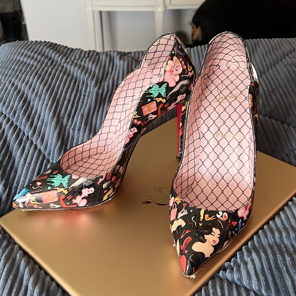 Hot chick so Kate heels